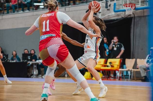 Kinga Josepovits ( 11; Hungary) stellt eine deutsche Spielerin unter Druck, die mit dem Ball zum Wurf ansetzt. Die Szene findet in der Sparkassen-Arena in Göttingen statt. Kinga Josepovits ( 11; Hungary) im Zweikampf gegen Deutschland-Spielerin beim Wurfversuch *** Kinga Josepovits (No. 11, Hungary) puts pressure on a German player who is preparing to shoot with the ball. The scene takes place at the Sparkassen Arena in Göttingen. Kinga Josepovits (No. 11, Hungary) goes head-to-head with a German player as she attempts a shot. Copyright: xJoelxKruehlerx