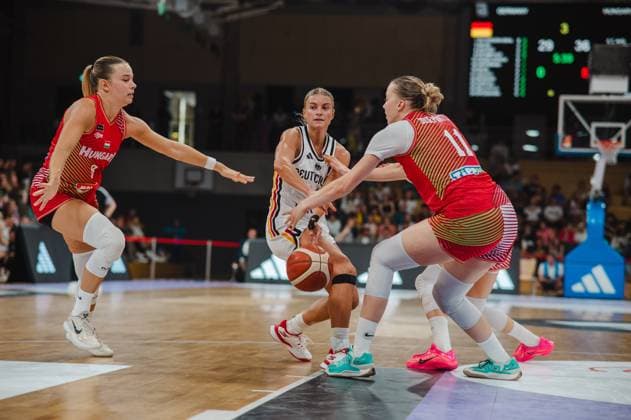 Eine deutsche Spielerin dribbelt mit dem Ball durch zwei ungarische Verteidigerinnen in der Sparkassen-Arena Göttingen. Die Ungarin mit der Nummer 11 stellt sich ihr in den Weg, während eine weitere Ungarin von links heranläuft. Deutschland A-Natio Damen im Zweikampf gegen Hungary in Göttingen *** A German player dribbles the ball past two Hungarian defenders at the Sparkassen Arena in Göttingen. The Hungarian player wearing number 11 blocks her path, while another Hungarian player runs in from the left. The German Women s National Team faces Hungary in Göttingen. Copyright: xJoelxKruehlerx