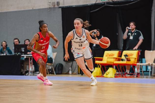 Luisa Geiselsöder ( 15; Deutschland A-Natio DamenBB 2026) treibt den Ball mit Tempo nach vorne, während Yvonne Turner ( 22; Hungary) als Verteidigerin folgt. Die Szene findet in der Sparkassen-Arena in Göttingen statt. Luisa Geiselsöder ( 15; Deutschland) dribbelt gegen Yvonne Turner ( 22; Hungary) *** Luisa Geiselsöder, No. 15, Germany A National Women s BB 2026, drives the ball forward at a fast pace, while Yvonne Turner (22, Hungary) follows as a defender. The scene takes place at the Sparkassen Arena in Göttingen. Luisa Geiselsöder (15, Germany) dribbles past Yvonne Turner (22, Hungary). Copyright: xJoelxKruehlerx