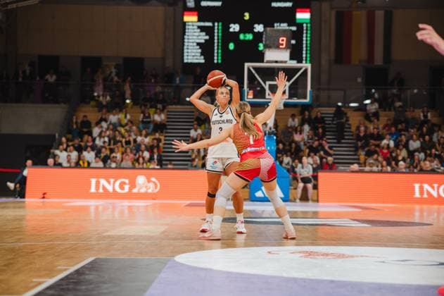 Alexandra Wilke ( 3; Deutschland A-Natio DamenBB 2026) geht zum Wurf über und wird dabei von einer Spielerin Ungarns unter Druck gesetzt. Im Hintergrund zeigt die Anzeigetafel den Spielstand Deutschland 29:36 Ungarn in der Sparkassen-Arena Göttingen. Alexandra Wilke ( 3; Deutschland) im Wurf gegen Ungarn *** Alexandra Wilke 3 of Germany s A National Women s BB 2026 team goes up for a shot while being pressured by a Hungarian player. In the background, the scoreboard shows the score: Germany 29, Hungary 36, at the Sparkassen Arena in Göttingen. Alexandra Wilke 3 of Germany shoots against Hungary. Copyright: xJoelxKruehlerx