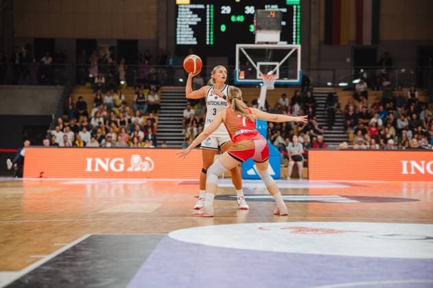Alexandra Wilke ( 3; Deutschland A-Natio DamenBB 2026) zieht zum Wurf hoch und hält den Ball über eine ungarische Verteidigerin hinaus. Die Szene findet in der Sparkassen-Arena Göttingen vor gut besetzten Rängen statt. Alexandra Wilke ( 3; Deutschland) beim Wurfversuch gegen Ungarn *** Alexandra Wilke 3, Germany A Natio Women s BB 2026, rises up for a shot and holds the ball above a Hungarian defender. The scene takes place at the Sparkassen Arena in Göttingen in front of a well-attended crowd. Alexandra Wilke 3, Germany, attempts a shot against Hungary. Copyright: xJoelxKruehlerx