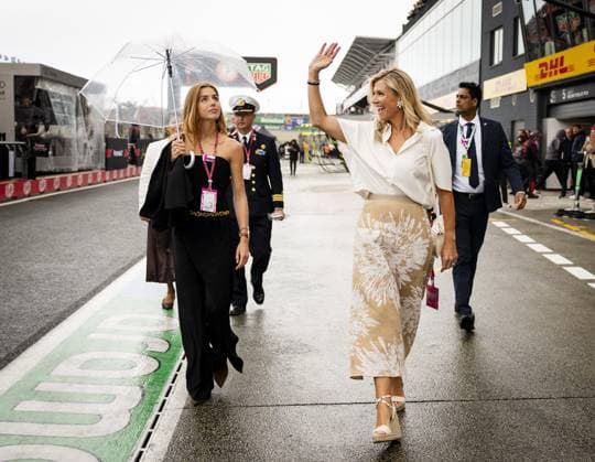 ZANDVOORT - Princess Alexia and Queen Maxima in the pit lane during the F1 Dutch Grand Prix at the Zandvoort Circuit. REMKO DE WAAL ANP xVIxANPxSportx xxANPxIVx 566119886 originalFilename: 566119886.jpg