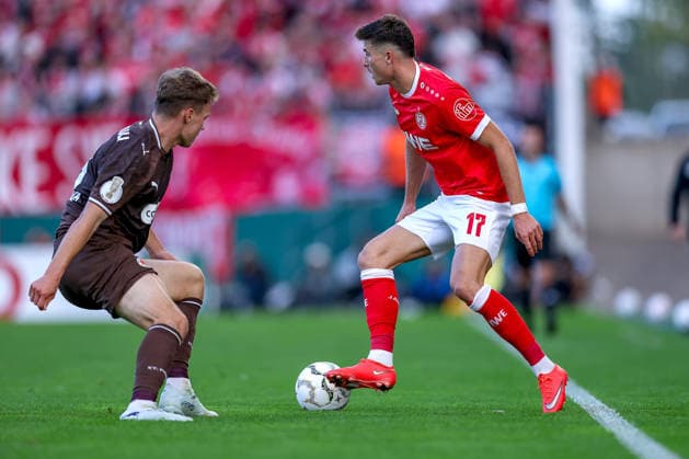 23.08.2026, Fußball, Rot-Weiss Essen - FC St. Pauli, 1. Runde DFB-Pokal 2026 27, Stadion an der Hafenstraße, Saison 2026 2027: David Nemeth (FC St. Pauli 04) im Zweikampf gegen Semir Telalovic (RWE 17) DFB regulations prohibit any use of photographs as image sequences and or quasi-video. Nordrhein-Westfalen Deutschland *** August 23, 2026, Soccer, Rot Weiss Essen vs. FC St. Pauli, 1st Round of the 2026–27 DFB Cup, Stadion an der Hafenstraße, 2026–2027 season: David Nemeth (FC St. Pauli 04) in a tackle against Semir Telalovic (RWE 17). DFB regulations prohibit any use of photographs as image sequences and or quasi-video. North Rhine-Westphalia, Germany