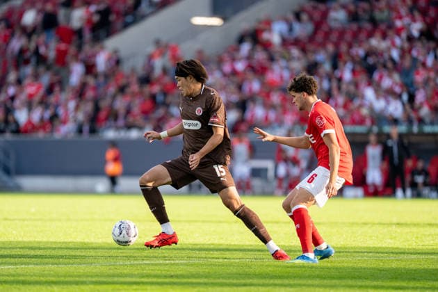 23.08.2026, GER Deutschland, Fussball, Saison 2026 2027, DFB-Pokal 1. Runde RW Essen - St. Pauli Tomoya Ando (FC St. Pauli, 15) Einzelaktion; Ganzkörper Ganzkoerper ; Ball am Fuss; Marcus Mathisen (FC St. Pauli, 6) Essen Stadion an der Hafenstraße Nordrhein-Westfalen (NRW) Deutschland *** August 23, 2026, GER Germany, Soccer, 2026–2027 Season, DFB Cup, 1st Round: RW Essen vs. St. Pauli, Tomoya Ando (FC St. Pauli), 15: Individual play, full-body movement, ball at his feet, Marcus Mathisen (FC St. Pauli), 6: Essen, Stadion an der Hafenstraße, North Rhine-Westphalia (NRW), Germany Copyright: xnordphotoxGmbHx xChristianxSchulzex