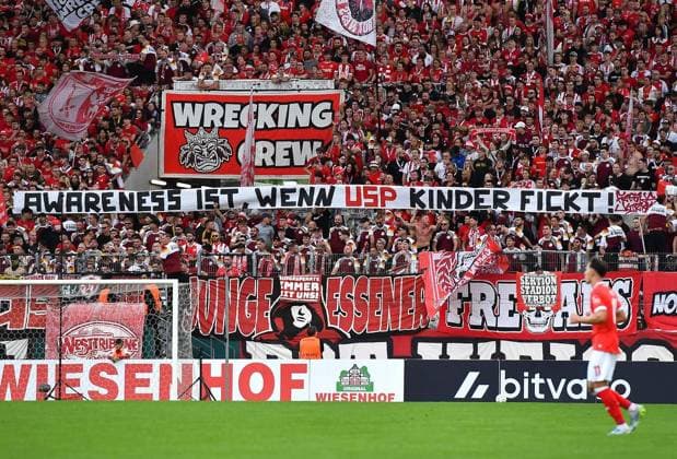 Rot-Weiss Essen - FC St.Pauli ** NUR FÜR REDAKTIONELLE ZWECKE ** EDITORIAL USE ONLY **<p>Fußball DFB-Pokal 1.Runde: Rot-Weiss Essen - FC St.Pauli am 23.08.2026 im Stadion an der Hafenstrasse in Essen Banner der Essener Fans Deutschland Nordrhein-Westfalen Essen Copyright: ThorstenxTillmann *** Rot Weiss Essen vs. FC St. Pauli ** FOR EDITORIAL USE ONLY ** EDITORIAL USE ONLY ** p Soccer DFB Cup 1st Round Rot-Weiss Essen vs. FC St. Pauli on August 23, 2026, at the Stadion an der Hafenstrasse in Essen Banners of the Essen fans Germany North Rhine-Westphalia Essen Copyright ThorstenxTillmann Copyright: ThorstenxTillmann doc87abprf8ssg18s1s9mdy ,EDITORIAL USE ONLY