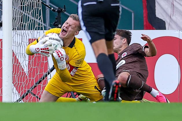 23.08.2026, Fußball, Rot-Weiss Essen - FC St. Pauli, 1. Runde DFB-Pokal 2026 27, Stadion an der Hafenstraße, Saison 2026 2027: Foulspiel von Arkadiusz Pyrka (FC St. Pauli 11) an Torwart Jakob Golz (RWE 01) DFB regulations prohibit any use of photographs as image sequences and or quasi-video. Nordrhein-Westfalen Deutschland *** August 23, 2026, Soccer, Rot Weiss Essen vs. FC St. Pauli, 1st Round of the 2026–27 DFB Cup, Stadion an der Hafenstraße, 2026–2027 season. Foul by Arkadiusz Pyrka (FC St. Pauli 11) on goalkeeper Jakob Golz (RWE 01). DFB regulations prohibit any use of photographs as image sequences and or quasi-video. North Rhine-Westphalia, Germany