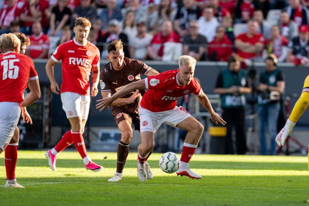23.08.2026, GER Deutschland, Fussball, Saison 2026 2027, DFB-Pokal 1. Runde RW Essen - St. Pauli Zweikampf zwischen Janne Sietan (Rot-Weiss Essen, 22) und Branimir Hrgota (FC St. Pauli, 10) Essen Stadion an der Hafenstraße Nordrhein-Westfalen (NRW) Deutschland *** August 23, 2026, GER Germany, Soccer, 2026–2027 Season, DFB Cup, First Round: RW Essen vs. St. Pauli; duel between Janne Sietan (Rot-Weiss Essen, No. 22) and Branimir Hrgota (FC St. Pauli, No. 10); Essen Stadium on Hafenstraße, North Rhine-Westphalia (NRW), Germany Copyright: xnordphotoxGmbHx xChristianxSchulzex
