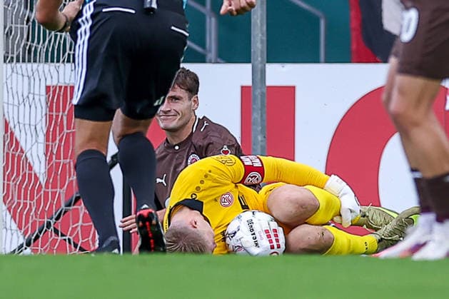 23.08.2026, Fußball, Rot-Weiss Essen - FC St. Pauli, 1. Runde DFB-Pokal 2026 27, Stadion an der Hafenstraße, Saison 2026 2027: Foulspiel von Arkadiusz Pyrka (FC St. Pauli 11) an Torwart Jakob Golz (RWE 01) DFB regulations prohibit any use of photographs as image sequences and or quasi-video. Nordrhein-Westfalen Deutschland *** August 23, 2026, Soccer, Rot Weiss Essen vs. FC St. Pauli, 1st Round of the 2026–27 DFB Cup, Stadion an der Hafenstraße, 2026–2027 season. Foul by Arkadiusz Pyrka (FC St. Pauli 11) on goalkeeper Jakob Golz (RWE 01). DFB regulations prohibit any use of photographs as image sequences and or quasi-video. North Rhine-Westphalia, Germany