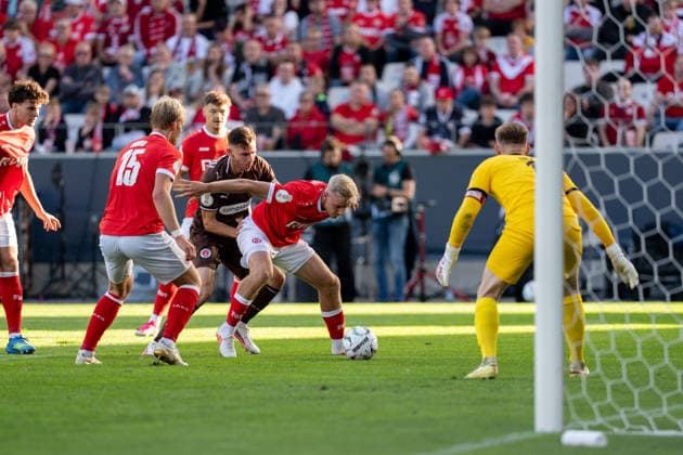23.08.2026, GER Deutschland, Fussball, Saison 2026 2027, DFB-Pokal 1. Runde RW Essen - St. Pauli Zweikampf zwischen Janne Sietan (Rot-Weiss Essen, 22) und Branimir Hrgota (FC St. Pauli, 10) Essen Stadion an der Hafenstraße Nordrhein-Westfalen (NRW) Deutschland *** August 23, 2026, GER Germany, Soccer, 2026–2027 Season, DFB Cup, First Round: RW Essen vs. St. Pauli; duel between Janne Sietan (Rot-Weiss Essen, No. 22) and Branimir Hrgota (FC St. Pauli, No. 10); Essen Stadium on Hafenstraße, North Rhine-Westphalia (NRW), Germany Copyright: xnordphotoxGmbHx xChristianxSchulzex