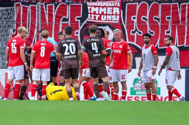 23.08.2026, Fußball, Rot-Weiss Essen - FC St. Pauli, 1. Runde DFB-Pokal 2026 27, Stadion an der Hafenstraße, Saison 2026 2027: Rudelbildung nach dem Foulspiel an Torwart Jakob Golz (RWE 01) durch Arkadiusz Pyrka (FC St. Pauli 11) DFB regulations prohibit any use of photographs as image sequences and or quasi-video. Nordrhein-Westfalen Deutschland *** August 23, 2026, Soccer, Rot Weiss Essen vs. FC St. Pauli, 1st Round of the 2026–27 DFB Cup, Stadion an der Hafenstraße, 2026–2027 season. A scuffle breaks out following a foul on goalkeeper Jakob Golz (RWE 01) by Arkadiusz Pyrka (FC St. Pauli 11). DFB regulations prohibit any use of photographs as image sequences and or quasi-video. North Rhine-Westphalia, Germany