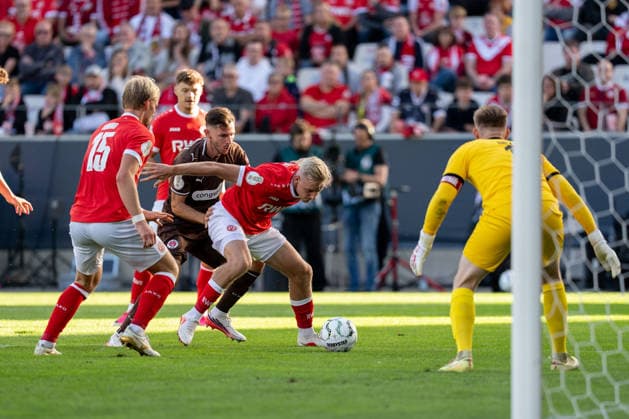 23.08.2026, GER Deutschland, Fussball, Saison 2026 2027, DFB-Pokal 1. Runde RW Essen - St. Pauli Zweikampf zwischen Janne Sietan (Rot-Weiss Essen, 22) und Branimir Hrgota (FC St. Pauli, 10) Essen Stadion an der Hafenstraße Nordrhein-Westfalen (NRW) Deutschland *** August 23, 2026, GER Germany, Soccer, 2026–2027 Season, DFB Cup, First Round: RW Essen vs. St. Pauli; duel between Janne Sietan (Rot-Weiss Essen, No. 22) and Branimir Hrgota (FC St. Pauli, No. 10); Essen Stadium on Hafenstraße, North Rhine-Westphalia (NRW), Germany Copyright: xnordphotoxGmbHx xChristianxSchulzex