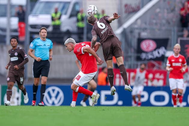 23.08.2026, Fußball, Rot-Weiss Essen - FC St. Pauli, 1. Runde DFB-Pokal 2026 27, Stadion an der Hafenstraße, Saison 2026 2027: Marek Janssen (RWE 20) im Zweikampf gegen Max Geschwill (RWE 06) DFB regulations prohibit any use of photographs as image sequences and or quasi-video. Nordrhein-Westfalen Deutschland *** August 23, 2026, Soccer, Rot Weiss Essen vs. FC St. Pauli, 1st Round of the 2026–27 DFB Cup, Stadion an der Hafenstraße, 2026–2027 season. Marek Janssen (RWE 20) in a tackle against Max Geschwill (RWE 06). DFB regulations prohibit any use of photographs as image sequences and or quasi-video. North Rhine-Westphalia, Germany