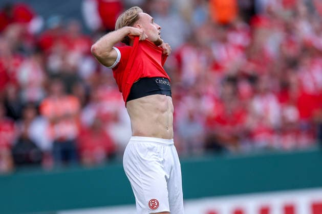23.08.2026, Fußball, Rot-Weiss Essen - FC St. Pauli, 1. Runde DFB-Pokal 2026 27, Stadion an der Hafenstraße, Saison 2026 2027: Tony Menzel (RWE 08) enttäuscht Enttäuschung gestikulierend auf dem Spielfeld DFB regulations prohibit any use of photographs as image sequences and or quasi-video. Nordrhein-Westfalen Deutschland *** August 23, 2026, Soccer, Rot Weiss Essen vs. FC St. Pauli, 1st Round of the 2026–27 DFB Cup, Stadion an der Hafenstraße, 2026–2027 season; Tony Menzel of RWE 08 looks disappointed, gesturing on the field. DFB regulations prohibit any use of photographs as image sequences and or quasi-video. North Rhine-Westphalia, Germany
