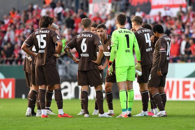 Branimir Hrgota (FC St. Pauli) mit einer Ansprache an seine Mitspieler nach dem Tor zum 2:0 fuer RW Essen waehrend des DFB-Pokal Spiels zwischen Rot-Weiss Essen v FC St. Pauli, Stadion an der Hafenstrasse am 23. August 2026 in Essen, Deutschland. (Foto von Ralf Treese DeFodi Images) +++ Branimir Hrgota (FC St. Pauli) gestures during the DFB-Pokal match between Rot-Weiss Essen v FC St. Pauli at Stadion an der Hafenstrasse on August 23, 2026 in Essen, Germany. (Photo by Ralf Treese DeFodi Images) (Photo by Ralf Treese DeFodi Images) - *** Branimir Hrgota of FC St. Pauli addressing his teammates after scoring the 2-0 goal for RW Essen during the DFB Cup match between Rot-Weiss Essen and FC St. Pauli, Stadion an der Hafenstrasse on August 23, 2026, in Essen, Germany. Photo by Ralf Treese, DeFodi Images. Branimir Hrgota of FC St. Pauli gestures during the DFB Cup match between Rot-Weiss Essen and FC St. Pauli at Stadion an der Hafenstrasse on August 23, 2026 in Essen, Germany. Photo by Ralf Treese, DeFodi Images. Photo by Ralf Treese, DeFodi Images.