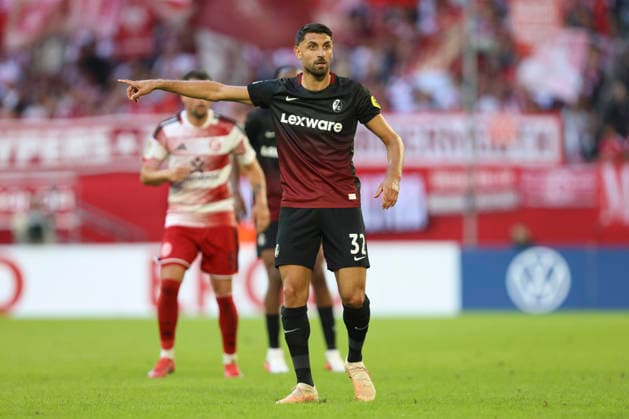 Vincenzo Grifo (SC Freiburg) gestikuliert, Gestik waehrend des Spiels der 1. Runde des DFB-Pokal zwischen Fortuna Duesseldorf und SC Freiburg, Merkur Spiel-Arena am 23. August 2026 in Duesseldorf, Deutschland. (Foto von Oliver Kaelke DeFodi Images) +++ Vincenzo Grifo (SC Freiburg) gestures during the 1st round match of the DFB-Pokal between Fortuna Duesseldorf and SC Freiburg at Merkur Spiel-Arena on August 23, 2026 in Dusseldorf, Germany. (Photo by Oliver Kaelke DeFodi Images) DFB DFL REGULATIONS PROHIBIT ANY USE OF PHOTOGRAPHS AS IMAGE SEQUENCES AND OR QUASI-VIDEO. (Photo by Oliver Kaelke DeFodi Images) - *** Vincenzo Grifo of SC Freiburg gesticulates during the first-round match of the DFB Cup between Fortuna Düsseldorf and SC Freiburg at the Merkur Spiel Arena on August 23, 2026, in Düsseldorf, Germany Photo by Oliver Kaelke, DeFodi Images Vincenzo Grifo of SC Freiburg gestures during the first-round match of the DFB Cup between Fortuna Düsseldorf and SC Freiburg at Merkur Spiel Arena on August 23, 2026 in Düsseldorf, Germany. Photo by Oliver Kaelke, DeFodi Images. DFB and DFL regulations prohibit any use of photographs as image sequences and or quasi-video. Photo by Oliver Kaelke, DeFodi Images