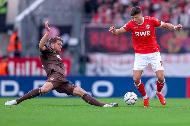 23.08.2026, Fußball, Rot-Weiss Essen - FC St. Pauli, 1. Runde DFB-Pokal 2026 27, Stadion an der Hafenstraße, Saison 2026 2027: Marcus Mathisen (FC St. Pauli 06) im Zweikampf gegen Semir Telalovic (RWE 17) DFB regulations prohibit any use of photographs as image sequences and or quasi-video. Nordrhein-Westfalen Deutschland *** August 23, 2026, Soccer, Rot Weiss Essen vs. FC St. Pauli, 1st Round of the 2026–27 DFB Cup, Stadion an der Hafenstraße, 2026–2027 season: Marcus Mathisen of FC St. Pauli 06 in a tackle against Semir Telalovic of RWE 17. DFB regulations prohibit any use of photographs as image sequences and or quasi-video. North Rhine-Westphalia, Germany