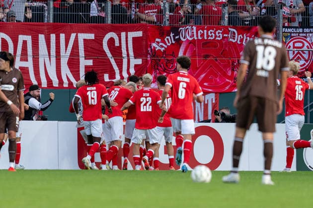 23.08.2026, GER Deutschland, Fussball, Saison 2026 2027, DFB-Pokal 1. Runde RW Essen - St. Pauli Torjubel Jubel ueber das Tor zum 2:0 Franci Bouebari (Rot-Weiss Essen, 19) Janne Sietan (Rot-Weiss Essen, 22) 6 Marek Janssen (Rot-Weiss Essen, 20) Marvin Obuz (Rot-Weiss Essen, 10) Essen Stadion an der Hafenstraße Nordrhein-Westfalen (NRW) Deutschland *** August 23, 2026, GER Germany, Soccer, 2026–2027 Season, DFB Cup First Round, RW Essen vs. St. Pauli, Goal Celebration: Cheers after the 2–0 goal by Franci Bouebari, Rot-Weiss Essen, 19 Janne Sietan, Rot-Weiss Essen; 22 6 Marek Janssen, Rot-Weiss Essen; 20 Marvin Obuz, Rot-Weiss Essen; 10 Essen Stadium on Hafenstraße, North Rhine-Westphalia (NRW), Germany Copyright: xnordphotoxGmbHx xChristianxSchulzex