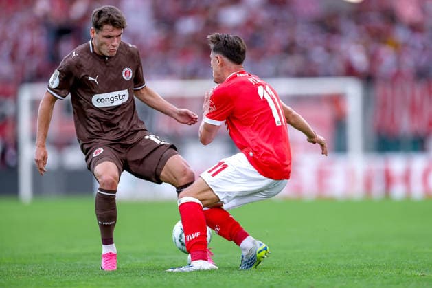 23.08.2026, Fußball, Rot-Weiss Essen - FC St. Pauli, 1. Runde DFB-Pokal 2026 27, Stadion an der Hafenstraße, Saison 2026 2027: Noah Pesch (RWE 11) im Zweikampf gegen Arkadiusz Pyrka (FC St. Pauli 11) DFB regulations prohibit any use of photographs as image sequences and or quasi-video. Nordrhein-Westfalen Deutschland *** August 23, 2026, Soccer, Rot Weiss Essen vs. FC St. Pauli, 1st Round of the 2026–27 DFB Cup, Stadion an der Hafenstraße, 2026–2027 season: Noah Pesch (RWE 11) in a tackle against Arkadiusz Pyrka (FC St. Pauli 11). DFB regulations prohibit any use of photographs as image sequences and or quasi-video. North Rhine-Westphalia, Germany