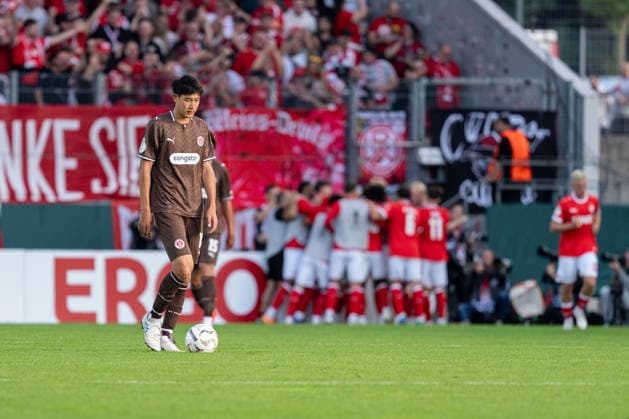 23.08.2026, GER Deutschland, Fussball, Saison 2026 2027, DFB-Pokal 1. Runde RW Essen - St. Pauli Torjubel Jubel ueber das Tor zum 2:0 Im Vordergrund Taichi Hara (FC St. Pauli, 18) Franci Bouebari (Rot-Weiss Essen, 19) Janne Sietan (Rot-Weiss Essen, 22) 6 Marek Janssen (Rot-Weiss Essen, 20) Marvin Obuz (Rot-Weiss Essen, 10) Essen Stadion an der Hafenstraße Nordrhein-Westfalen (NRW) Deutschland *** August 23, 2026, GER Germany, Soccer, 2026–2027 Season, DFB Cup, First Round: RW Essen vs. St. Pauli; Goal celebration—cheering after the 2–0 goal. In the foreground: Taichi Hara (FC St. Pauli), 18 Franci Bouebari (Rot-Weiss Essen), 19 Janne Sietan, Rot-Weiss Essen; 22 6 Marek Janssen, Rot-Weiss Essen; 20 Marvin Obuz, Rot-Weiss Essen; 10 Essen Stadium on Hafenstraße, North Rhine-Westphalia (NRW), Germany Copyright: xnordphotoxGmbHx xChristianxSchulzex