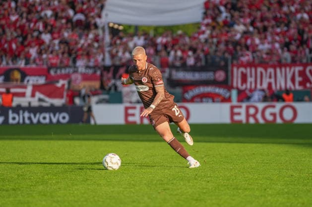 Deutschland: Fussball, DFB-Pokal 2026 27, 1. Runde, Stadion an der Hafenstraße, Essen - Bergeborbeck, Rot-Weiss Essen vs. FC St. Pauli: Louis Oppie (FC St. Pauli, 23) *** German Soccer, 2026–27 DFB Cup, First Round, Stadion an der Hafenstraße, Essen-Bergeborbeck, Rot-Weiss Essen vs. FC St. Pauli (Louis Oppie, FC St. Pauli), 23 Copyright: xMichelxWittex