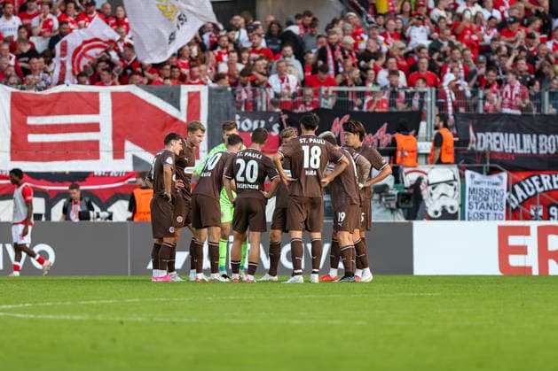 23.08.2026, GER, Fussball, Herren, DFB-Pokal, Saison 2026 2027, Rot-Weiss Essen - St. Pauli die Mannschaft von St. Pauli bespricht sich nach dem Gegentreffer Essen Stadion an der Hafenstraße Nordrhein-Westfalen Deutschland *** August 23, 2026, GER, Soccer, Men s, DFB Cup, 2026–2027 Season, Rot-Weiss Essen vs. St. Pauli; the St. Pauli team holds a huddle after conceding a goal at the Essen Stadium on Hafenstraße, North Rhine-Westphalia, Germany Copyright: xAdrianxSchlüterx