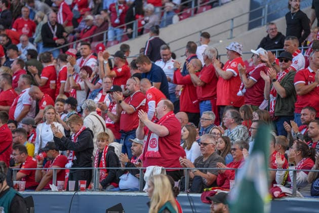 Deutschland: Fussball, DFB-Pokal 2026 27, 1. Runde, Stadion an der Hafenstraße, Essen - Bergeborbeck, Rot-Weiss Essen vs. FC St. Pauli: Die Essener Fans sind zufrieden mit Halbzeit 1. *** German Soccer, 2026-27 DFB Cup, First Round, Stadion an der Hafenstraße, Essen Bergeborbeck, Rot-Weiss Essen vs. FC St. Pauli. The Essen fans are satisfied with the first half. Copyright: xMichelxWittex