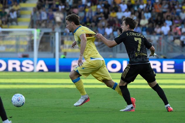 Juventus™s Francisco Conceicao fights for the ball with Frosinone s Matteo Cichella during the Serie A soccer match between Frosinone and Juventus at the Frosinone™s Benito Stirpe stadium, center Italy - August 23, 2026 - Soccer  Copyright: xFabrizioxCorradetti LaPressex