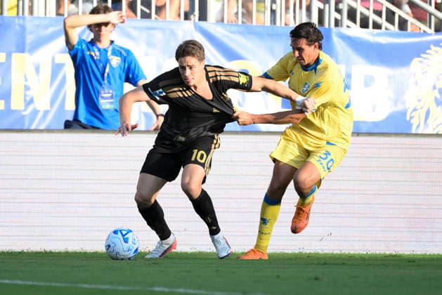 Juventus s Kenan Yildiz fights for the ball with Frosinone s Ilario Monterisi during the Serie A soccer match between Frosinone and Juventus at the Frosinone™s Benito Stirpe stadium, center Italy - August 23, 2026 - Soccer  Copyright: xFabrizioxCorradetti LaPressex