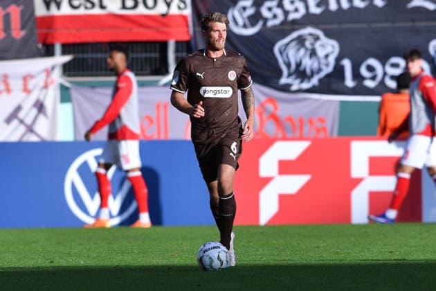 Fußball DFB-Pokal 1. Runde Rot-Weiss Essen - FC St. Pauli am 23.08.2026 im Stadion an der Hafenstraße in Essen Marcus Mathisen ( St. Pauli ) DFB regulations prohibit any use of photographs as image sequences and or quasi-video. *** Soccer: DFB Cup, First Round—Rot-Weiss Essen vs. FC St. Pauli on August 23, 2026, at the Stadion an der Hafenstraße in Essen. Marcus Mathisen, St. Pauli. DFB regulations prohibit any use of photographs as image sequences and or quasi-video. xRx