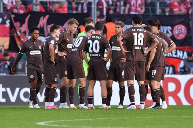 Fußball DFB-Pokal 1. Runde Rot-Weiss Essen - FC St. Pauli am 23.08.2026 im Stadion an der Hafenstraße in Essen Spielerkreis Fc St. Pauli nach dem 0:2 DFB regulations prohibit any use of photographs as image sequences and or quasi-video. *** Soccer: DFB Cup First Round—Rot Weiss Essen vs. FC St. Pauli on August 23, 2026, at the Stadion an der Hafenstraße in Essen. FC St. Pauli players after the 0–2 loss. DFB regulations prohibit any use of photographs as image sequences and or quasi-video. xRx