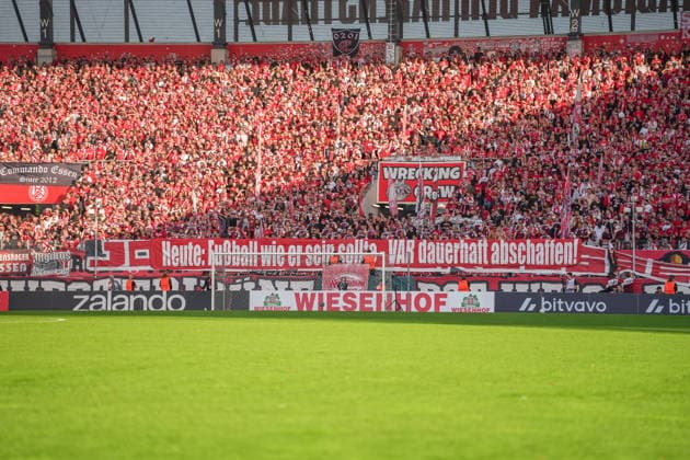 Deutschland: Fussball, DFB-Pokal 2026 27, 1. Runde, Stadion an der Hafenstraße, Essen - Bergeborbeck, Rot-Weiss Essen vs. FC St. Pauli: VAR abschaffen Banner im RWE-Block. *** German Soccer, 2026–27 DFB Cup, 1st Round, Stadion an der Hafenstraße, Essen-Bergeborbeck, Rot-Weiss Essen vs. FC St. Pauli; Abolish VAR banner in the RWE section Copyright: xMichelxWittex