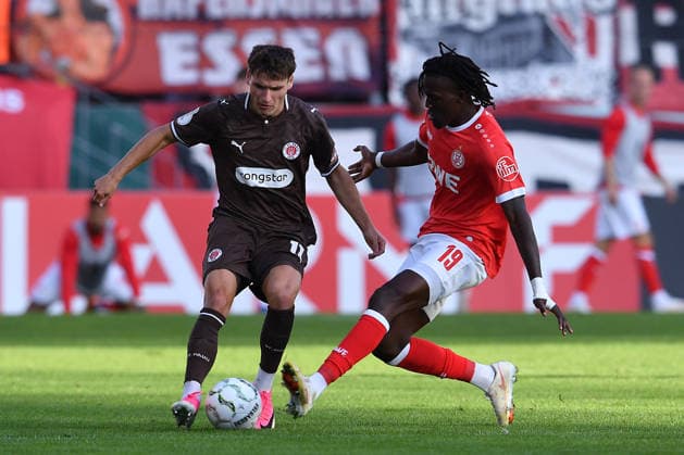Fußball DFB-Pokal 1. Runde Rot-Weiss Essen - FC St. Pauli am 23.08.2026 im Stadion an der Hafenstraße in Essen Arkadiusz Pyrka ( St. Pauli ), links - Franci Bouebari ( Essen ), rechts DFB regulations prohibit any use of photographs as image sequences and or quasi-video. *** Soccer: DFB Cup First Round – Rot-Weiss Essen vs. FC St. Pauli on August 23, 2026, at the Stadion an der Hafenstraße in Essen. Arkadiusz Pyrka (St. Pauli), left; Franci Bouebari (Essen), right. DFB regulations prohibit any use of photographs as image sequences and or quasi-video. xRx