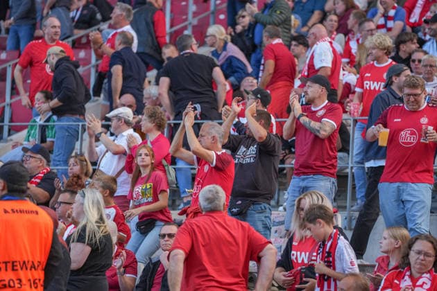 Deutschland: Fussball, DFB-Pokal 2026 27, 1. Runde, Stadion an der Hafenstraße, Essen - Bergeborbeck, Rot-Weiss Essen vs. FC St. Pauli: Die Essener Fans sind zufrieden mit Halbzeit 1. *** German Soccer, 2026-27 DFB Cup, First Round, Stadion an der Hafenstraße, Essen-Bergeborbeck, Rot-Weiss Essen vs. FC St. Pauli; Essen fans are satisfied with the first half Copyright: xMichelxWittex