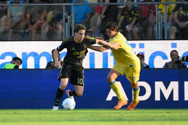 Juventus s Kenan Yildiz fights for the ball with Frosinone s Ilario Monterisi during the Serie A soccer match between Frosinone and Juventus at the Frosinone™s Benito Stirpe stadium, center Italy - August 23, 2026 - Soccer  Copyright: xFabrizioxCorradetti LaPressex