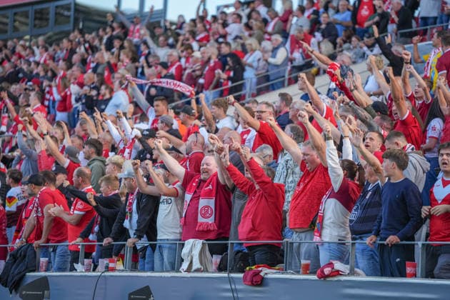 Deutschland: Fussball, DFB-Pokal 2026 27, 1. Runde, Stadion an der Hafenstraße, Essen - Bergeborbeck, Rot-Weiss Essen vs. FC St. Pauli: Jubel zum 2:0 für Essen in der 53. Spielminute. *** German Soccer, 2026-27 DFB Cup, 1st Round, Stadion an der Hafenstraße, Essen Bergeborbeck, Rot-Weiss Essen vs. FC St. Pauli—Celebrations as Essen takes a 2-0 lead in the 53rd minute Copyright: xMichelxWittex