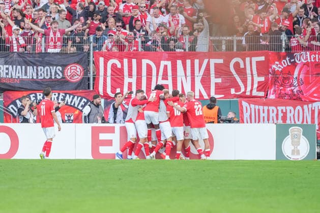 Deutschland: Fussball, DFB-Pokal 2026 27, 1. Runde, Stadion an der Hafenstraße, Essen - Bergeborbeck, Rot-Weiss Essen vs. FC St. Pauli: Jubel zum 2:0 für Essen in der 53. Spielminute. *** German Soccer, 2026-27 DFB Cup, 1st Round, Stadion an der Hafenstraße, Essen Bergeborbeck, Rot-Weiss Essen vs. FC St. Pauli—Celebrations as Essen takes a 2-0 lead in the 53rd minute Copyright: xMichelxWittex