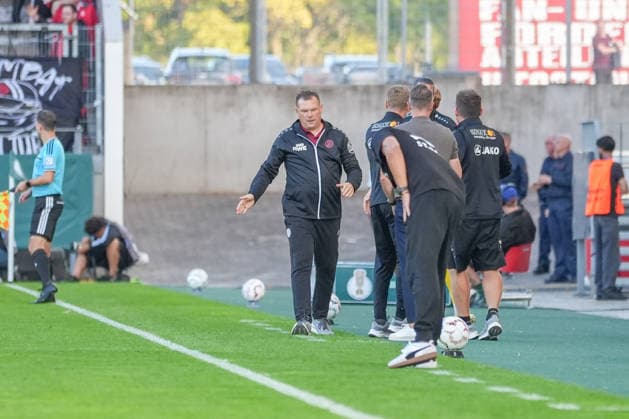 Deutschland: Fussball, DFB-Pokal 2026 27, 1. Runde, Stadion an der Hafenstraße, Essen - Bergeborbeck, Rot-Weiss Essen vs. FC St. Pauli: Jubel zum 2:0 für Essen in der 53. Spielminute. Uwe Koschinat (Trainer, Rot-Weiss Essen) *** German Soccer, 2026-27 DFB Cup, First Round, Stadion an der Hafenstraße, Essen-Bergeborbeck, Rot-Weiss Essen vs. FC St. Pauli; Celebration after Essen’s 2-0 lead in the 53rd minute; Uwe Koschinat, coach of Rot-Weiss Essen Copyright: xMichelxWittex