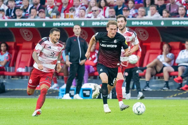 Sprintduell zwischen Matthias Zimmermann (Fortuna Duesseldorf, 25) und Patrick Osterhage (SC Freiburg, 06). Fortuna Duesseldorf vs. SC Freiburg, Fussball, DFB-Pokal, 1. Runde, Saison 2026 2027, 23.08.2026 DFL DFB Regulations prohibit any use of Photographs as image sequences and or Quasivideo Fortuna Duesseldorf vs. SC. Freiburg, DFB-Pokal, 1. Runde, Saison 2026 2027, 23.08.2026 Duesseldorf *** Sprint duel between Matthias Zimmermann (Fortuna Düsseldorf, 25) and Patrick Osterhage (SC Freiburg, 06) – Fortuna Düsseldorf vs. SC Freiburg, Soccer, DFB Cup, 1st Round, 2026–2027 Season, August 23, 2026 DFL DFB regulations prohibit any use of photographs as image sequences and or quasi-video Fortuna Düsseldorf vs. SC Freiburg, DFB Cup, Round 1, 2026–2027 season, August 23, 2026 Düsseldorf Copyright: xEibner-Pressefoto ThomasxHaeslerx EP_THR