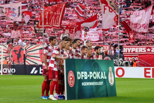 23.08.2026, xfanx, Fussball DFB Pokal 1.Runde, Fortuna Duesseldorf - SC Freiburg v.l. Mannschaftsfoto Fortuna Düsseldorf mit dem DFB Pokal Banner (DFL DFB REGULATIONS PROHIBIT ANY USE OF PHOTOGRAPHS as IMAGE SEQUENCES and or QUASI-VIDEO) Duesseldorf *** August 23, 2026, xfanx, Soccer DFB Cup 1st Round, Fortuna Düsseldorf vs. SC Freiburg – Team photo of Fortuna Düsseldorf with the DFB Cup banner. DFL and DFB regulations prohibit any use of photographs as image sequences and or quasi-video. Düsseldorf