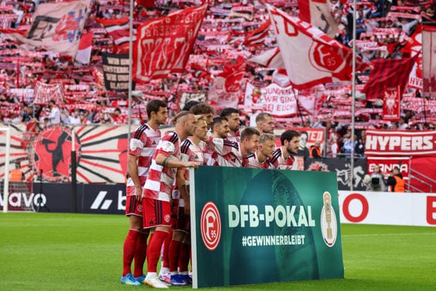 23.08.2026, xfanx, Fussball DFB Pokal 1.Runde, Fortuna Duesseldorf - SC Freiburg v.l. Mannschaftsfoto Fortuna Düsseldorf mit dem DFB Pokal Banner (DFL DFB REGULATIONS PROHIBIT ANY USE OF PHOTOGRAPHS as IMAGE SEQUENCES and or QUASI-VIDEO) Duesseldorf *** August 23, 2026, xfanx, Soccer DFB Cup 1st Round, Fortuna Düsseldorf vs. SC Freiburg – Team photo of Fortuna Düsseldorf with the DFB Cup banner. DFL and DFB regulations prohibit any use of photographs as image sequences and or quasi-video. Düsseldorf