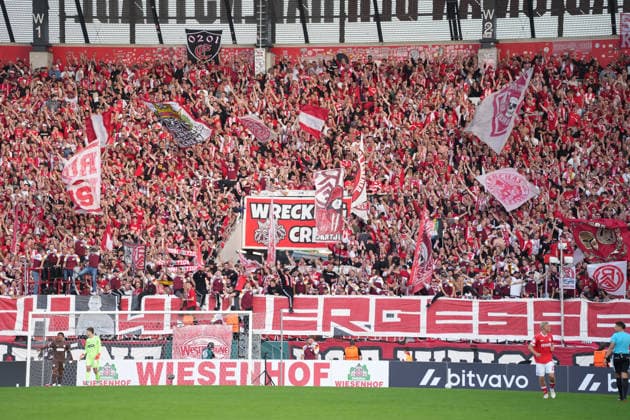 Deutschland: Fussball, DFB-Pokal 2026 27, 1. Runde, Stadion an der Hafenstraße, Essen - Bergeborbeck, Rot-Weiss Essen vs. FC St. Pauli: Jubel zum 2:0 für Essen in der 53. Spielminute. *** German Soccer, 2026-27 DFB Cup, First Round, Stadion an der Hafenstraße, Essen Bergeborbeck, Rot-Weiss Essen vs. FC St. Pauli—Celebrations after Essen’s 2-0 lead in the 53rd minute Copyright: xMichelxWittex