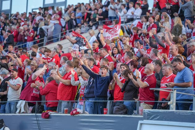 Deutschland: Fussball, DFB-Pokal 2026 27, 1. Runde, Stadion an der Hafenstraße, Essen - Bergeborbeck, Rot-Weiss Essen vs. FC St. Pauli: Jubel zum 2:0 für Essen in der 53. Spielminute. *** German Soccer, 2026-27 DFB Cup, First Round, Stadion an der Hafenstraße, Essen Bergeborbeck, Rot-Weiss Essen vs. FC St. Pauli—Celebrations after Essen’s 2-0 lead in the 53rd minute Copyright: xMichelxWittex