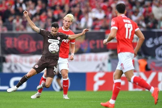 Rot-Weiss Essen - FC St.Pauli ** NUR FÜR REDAKTIONELLE ZWECKE ** EDITORIAL USE ONLY **<p>Fußball DFB-Pokal 1.Runde: Rot-Weiss Essen - FC St.Pauli am 23.08.2026 im Stadion an der Hafenstrasse in Essen Branimir Hrgota ( St.Pauli ), vorne - Ben Hüning ( Rot-Weiss Essen ), hinten Deutschland Nordrhein-Westfalen Essen Copyright: ThorstenxTillmann *** Rot Weiss Essen vs. FC St. Pauli ** FOR EDITORIAL USE ONLY ** EDITORIAL USE ONLY ** p Soccer DFB Cup 1st Round Rot-Weiss Essen vs. FC St. Pauli on August 23, 2026, at the Stadion an der Hafenstrasse in Essen. Branimir Hrgota (St. Pauli), in front; Ben Hüning (Rot-Weiss Essen), in the background; Germany, North Rhine-Westphalia, Essen. Copyright ThorstenxTillmann Copyright: ThorstenxTillmann doc87abrlbxbesbjzuz8wa ,EDITORIAL USE ONLY