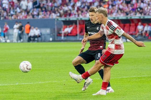 Sascha Risch (Fortuna Duesseldorf, 28) klaert vor dem heranstuermenden Maximilian Eggestein (SC Freiburg, 08). Fortuna Duesseldorf vs. SC Freiburg, Fussball, DFB-Pokal, 1. Runde, Saison 2026 2027, 23.08.2026 DFL DFB Regulations prohibit any use of Photographs as image sequences and or Quasivideo Fortuna Duesseldorf vs. SC. Freiburg, DFB-Pokal, 1. Runde, Saison 2026 2027, 23.08.2026 Duesseldorf *** Sascha Risch of Fortuna Düsseldorf, 28, clears the ball as Maximilian Eggestein of SC Freiburg charges toward him, 08 Fortuna Düsseldorf vs. SC Freiburg, Soccer, DFB Cup, 1st Round, 2026–2027 Season, August 23, 2026 DFL DFB regulations prohibit any use of photographs as image sequences and or quasi-video Fortuna Düsseldorf vs. SC Freiburg, DFB Cup, Round 1, 2026–2027 season, August 23, 2026, Düsseldorf Copyright: xEibner-Pressefoto ThomasxHaeslerx EP_THR