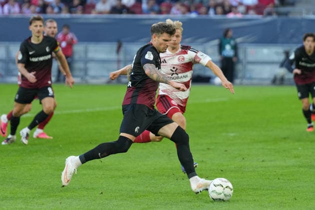 Lukas Kübler Lukas Kuebler (SC Freiburg, 17) am Ball , Deutschland, Fußball, 1. Runde, DFB Pokal, 2026 2027, Fortuna Düsseldorf vs. SC Freiburg, 23.08.2026, Merkur Spiel-Arena, Düsseldorf Düsseldorf Merkur Spiel-Arena Nordrhein-Westfalen Deutschland *** Lukas Kübler, SC Freiburg, 17, on the ball, Germany, soccer, 1st round, DFB Cup, 2026–2027, Fortuna Düsseldorf vs. SC Freiburg, August 23, 2026, Merkur Spiel Arena, Düsseldorf, North Rhine-Westphalia, Germany Copyright: xArnexAmbergx