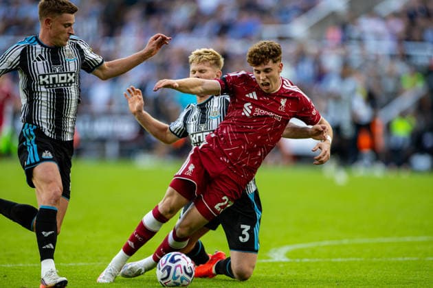 Football - FA Premier League - Newcastle United FC v Liverpool FC NEWCASTLE-UPON-TYNE, ENGLAND - Saturday, August 22, 2026: Liverpool s Victor Munoz is challenged by Lewis Hall in the penalty box during the FA Premier League match between Newcastle United FC and Liverpool FC at St James Park. (Photo by David Rawcliffe Propaganda) NEWCASTLE-UPON-TYNE St James Park TYNE AND WEAR ENGLAND  Copyright: xDavidxRawcliffex P2026-08-23-Newcastle_Liverpool-186