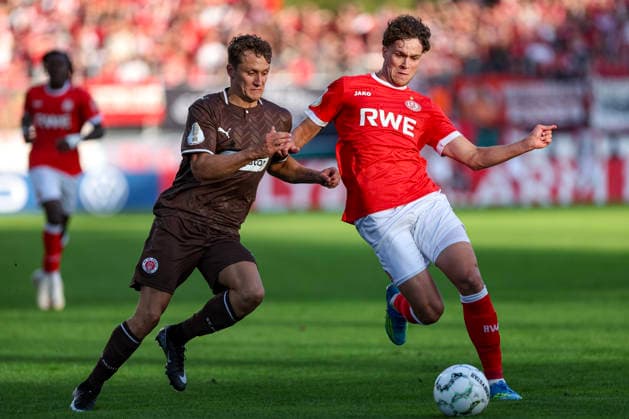23.08.2026, GER, Fussball, Herren, DFB-Pokal, Saison 2026 2027, Rot-Weiss Essen - St. Pauli Martijn Kaars (Pauli) und Max Geschwill (RWE) im Kampf um den Ball Essen Stadion an der Hafenstraße Nordrhein-Westfalen Deutschland *** August 23, 2026, GER, Soccer, Men s, DFB Cup, 2026–2027 Season, Rot-Weiss Essen vs. St. Pauli—Martijn Kaars (Pauli) and Max Geschwill (RWE) battling for the ball at Essen s Stadion an der Hafenstraße, North Rhine-Westphalia, Germany Copyright: xAdrianxSchlüterx