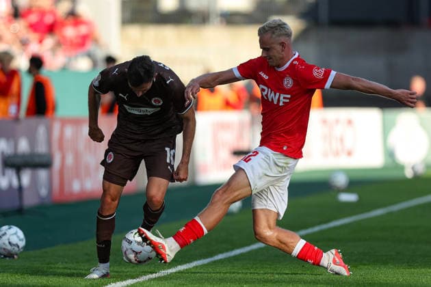 23.08.2026, GER, Fussball, Herren, DFB-Pokal, Saison 2026 2027, Rot-Weiss Essen - St. Pauli Branimir Hrgota (Pauli) und Janne Sietan (RWE) im Kampf um den Ball Essen Stadion an der Hafenstraße Nordrhein-Westfalen Deutschland *** August 23, 2026, Germany, Soccer, Men s, DFB Cup, 2026–2027 Season, Rot-Weiss Essen vs. St. Pauli; Branimir Hrgota (St. Pauli) and Janne Sietan (RWE) battle for the ball at Essen s Stadion an der Hafenstraße, North Rhine-Westphalia, Germany Copyright: xAdrianxSchlüterx