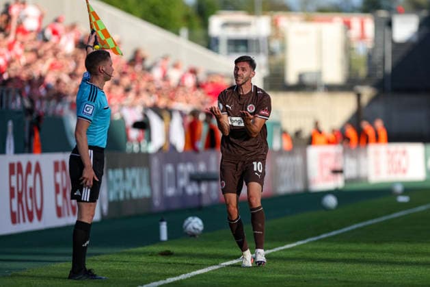 23.08.2026, GER, Fussball, Herren, DFB-Pokal, Saison 2026 2027, Rot-Weiss Essen - St. Pauli Branimir Hrgota (Pauli) diskutiert mit Schiedsrichterassistent Alexander Roppelt Essen Stadion an der Hafenstraße Nordrhein-Westfalen Deutschland *** August 23, 2026, GER, Soccer, Men s, DFB Cup, 2026–2027 Season, Rot-Weiss Essen vs. St. Pauli, Branimir Hrgota (Pauli) argues with assistant referee Alexander Roppelt at Essen s Stadion an der Hafenstraße in North Rhine-Westphalia, Germany Copyright: xAdrianxSchlüterx