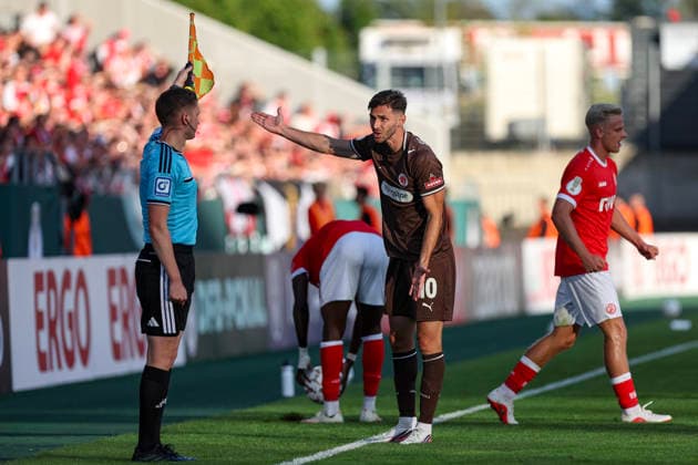 23.08.2026, GER, Fussball, Herren, DFB-Pokal, Saison 2026 2027, Rot-Weiss Essen - St. Pauli Branimir Hrgota (Pauli) diskutiert mit Schiedsrichterassistent Alexander Roppelt Essen Stadion an der Hafenstraße Nordrhein-Westfalen Deutschland *** August 23, 2026, GER, Soccer, Men s, DFB Cup, 2026–2027 Season, Rot-Weiss Essen vs. St. Pauli, Branimir Hrgota (Pauli) argues with assistant referee Alexander Roppelt at Essen s Stadion an der Hafenstraße in North Rhine-Westphalia, Germany Copyright: xAdrianxSchlüterx